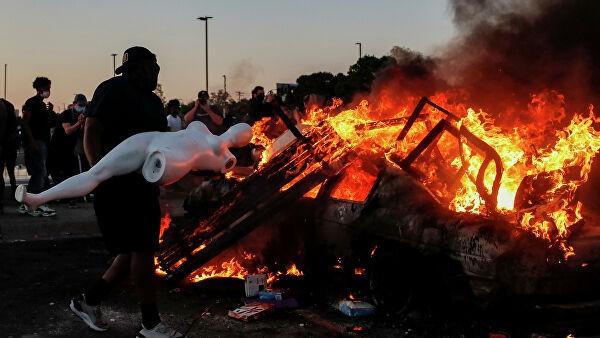 В ряде крупных городов США начались беспорядки из-за смерти Флойда
