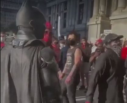 Протесты в США выходят на новый уровень - к протестующим присоединился Бэтмен, люди Х ещё видимо в раздумьях