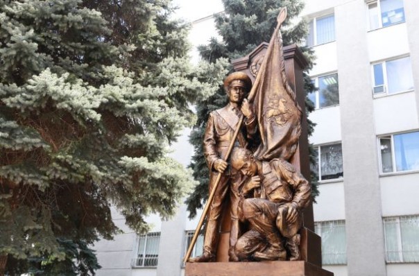 В Луганске открыли памятник в честь пятилетия вручения Боевого Знамени МВД ЛНР