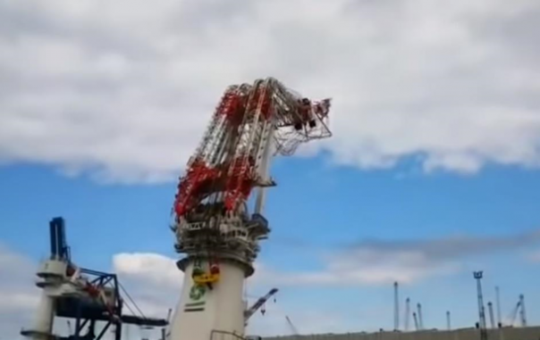 Падение огромного крана засняли на видео