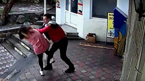 Тренер ММА избил в Крыму продавщицу после просьбы надеть маску