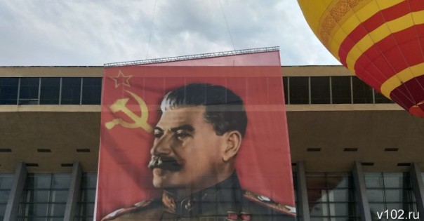 Сталин, Жуков и Родина-мать в небе над Сталинградом | Свет Великой Победы. Волгоград, Мамаев курган. 9 мая 2020 года (Зрелищное лазерное шоу)