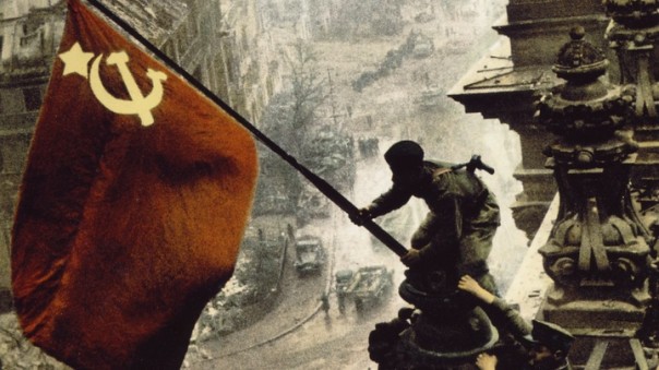 Цифровой фашизм: Из-за чего "Фейсбук" заблокировал фото Знамя Победы