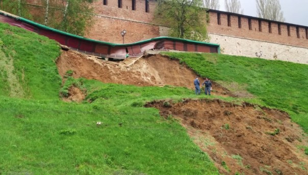 У Нижегородского кремля сошел грунт