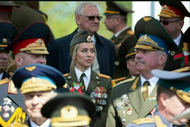 Прошла огонь, воду, медные трубы и передовую на четвереньках. Молоденькая майорша удивила интернет количеством своих медалей на параде в Минске