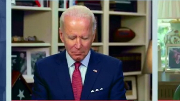 Байден заснул во время обращения Клинтон