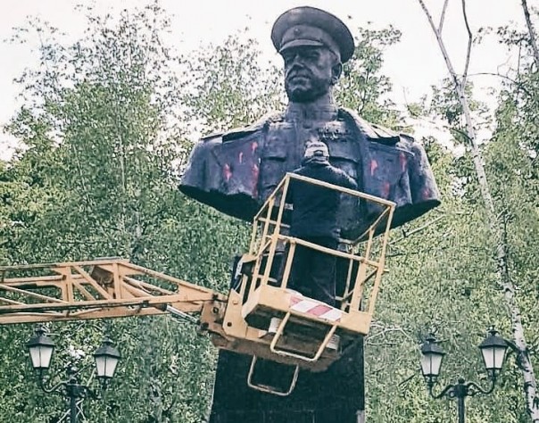 Вандалы опять облили краской бюст Жукова в Харькове