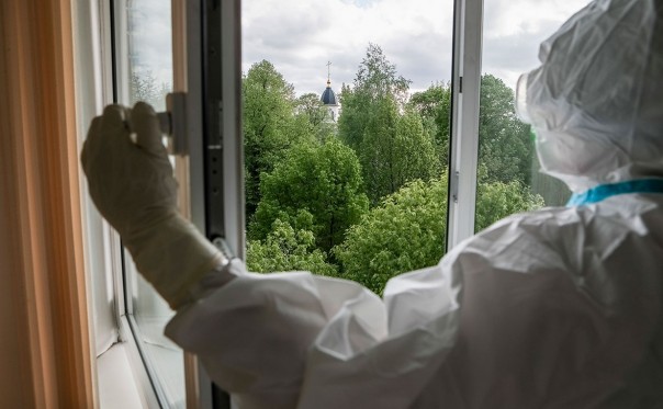 "Нечего пациентов смущать". Тульские власти наказали медсестру за прозрачный защитный костюм