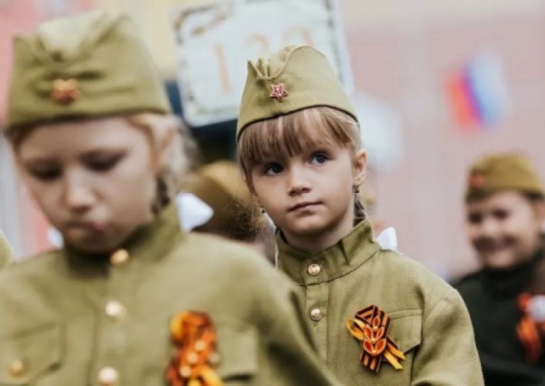 Путин внёс законопроект об обязанности школ прививать детям патриотизм и уважение к «героям Отечества»