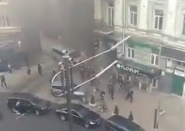 Националисты устроили нападение на офис Медведчука в Киеве, прогремел взрыв, есть пострадавшие