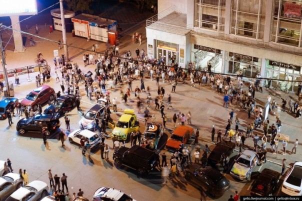 В Новосибирске на площади Ленина под Верку Серючку устроили "массовую самоизоляцию"