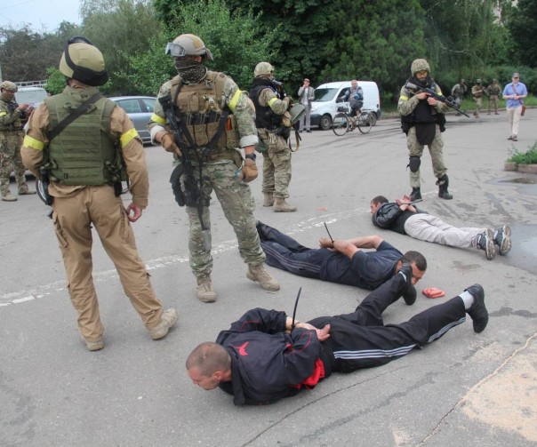 У Зеленского требуют от Донбасса разоружиться и ждать зачистку