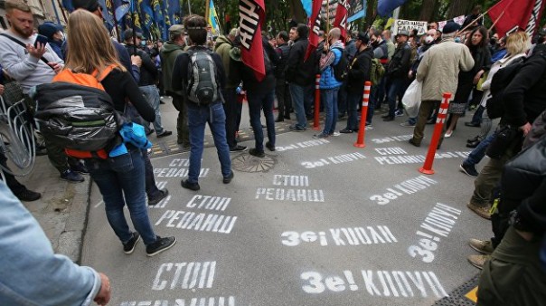 Вымуштрованный президент и его контролеры