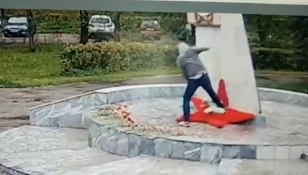 Вандал растоптал венок на мемориале Великой Отечественной войны в Черноголовке