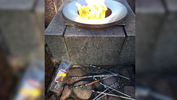 Полиция нашла мужчину, жарившего шашлыки на Вечном огне, соучастниц ищут