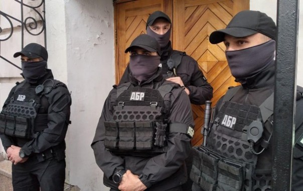 ГБР прорвалось в музей с картинами Порошенко