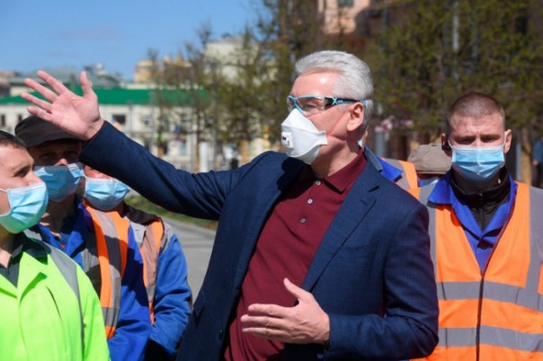 И... московский мэр продлил режим самоизоляции в столице, усилив при этом режим масочный