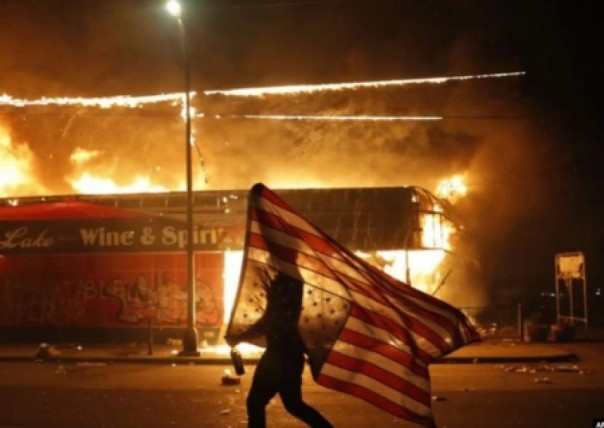 В Вашингтоне протестующие из-за убийства афроамериканца пришли к Белому дому. Беспорядки охватили более 10 городов, есть жертвы