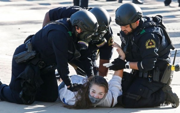 В десятках городов США ввели комендантский час, задержаны более 1300 человек