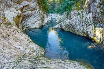 Белые скалы на реке Хоста в Краснодарском крае