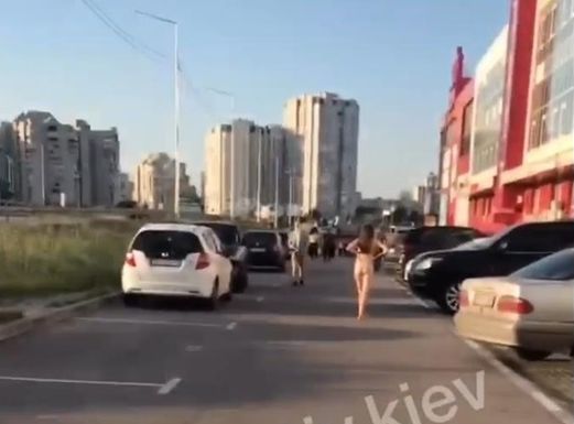 Потеплело... Карантин кончился... По улице в Киеве гуляла голая женщина