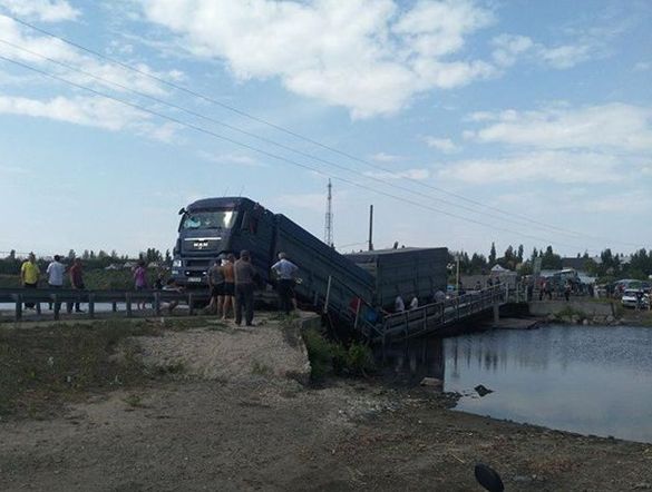 На Николаевщине под фурой обвалился мост