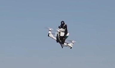 Крушение летающего мотоцикла, созданного российской компанией, попало на видео