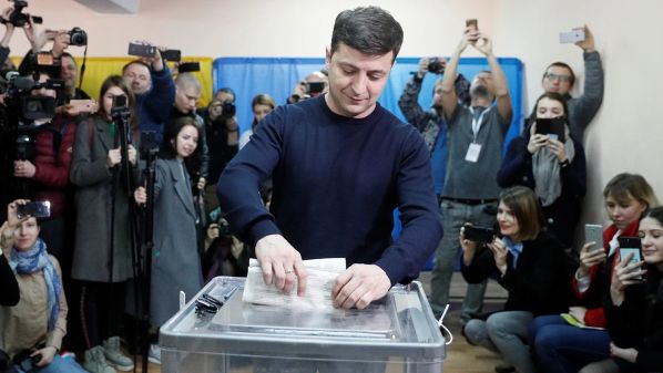 Зачем Зеленскому понадобился срочно закон о референдумах