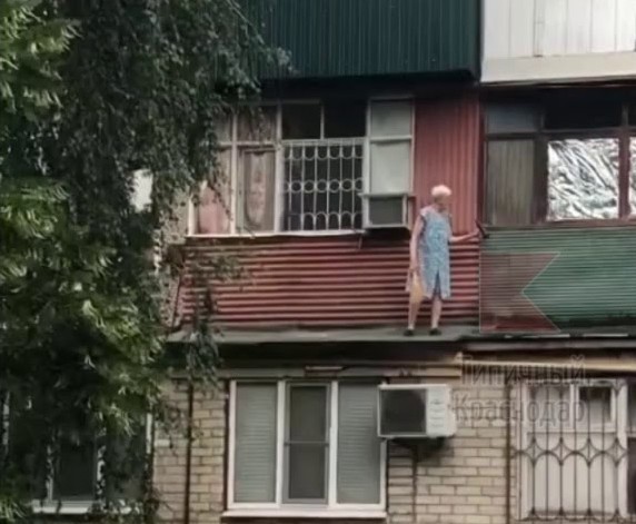 Соцсети в шоке: бабушка вышла на козырёк балкона для экстремальной уборки
