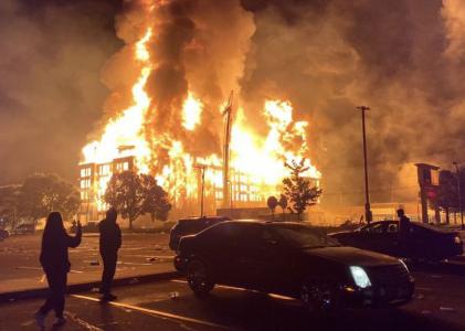 США: ни дня без протестов | Беспорядки в Атланте. Сожгли ресторан и заправку! | Зарево Запада или заря новой социальной системы