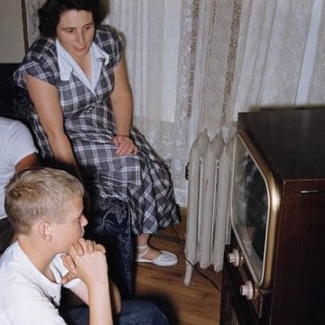 Тысячи британцев до сих пор смотрят черно-белый телевизор. Почему?