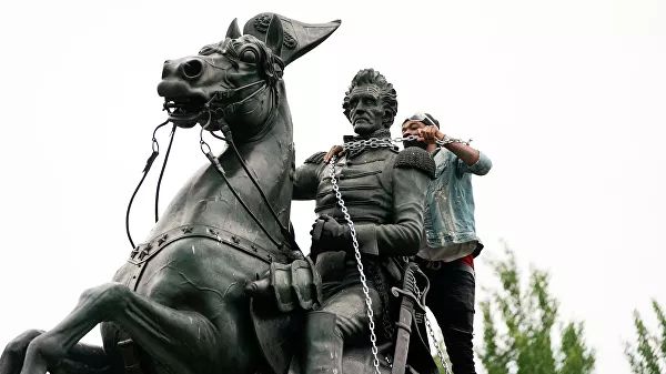 Запад планомерно переписывает историю. И у него это получается. Владимир Корнилов