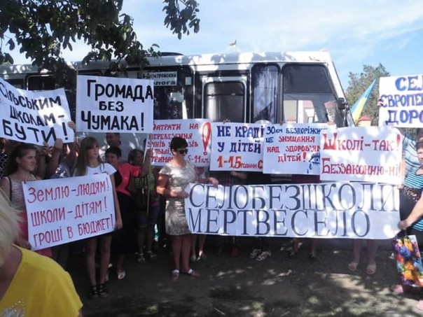 «Мир дикарей, варваров и рабов»: в Одесской области закрыли школу, а книги вывезли на тракторе и сожгли