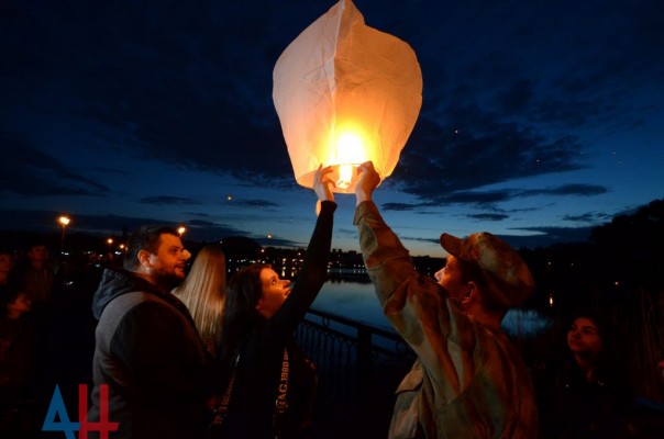 «Ангелы Донбасса». Во всём мире вспоминают детей, погибших от преступлений ВФУ