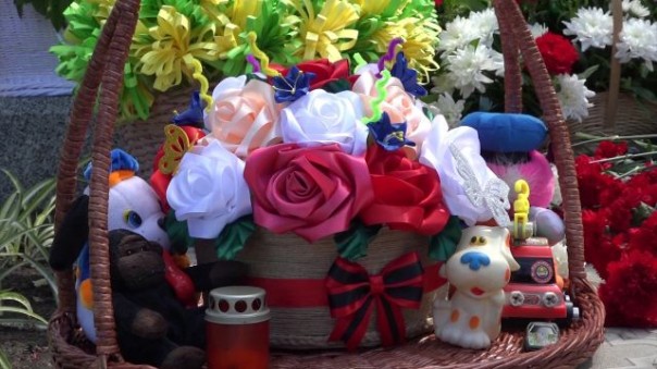 Жители Республик почтили память погибших детей за годы войны в Донбассе