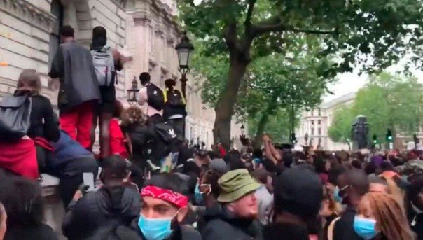 В Лондоне протестующие устроили потасовку у резиденции Джонсона на Даунинг-стрит