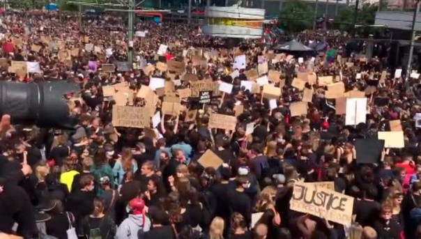 Акции протеста против расизма и полицейского произвола проходят по всей Европе, в Лондоне 23 полицейских получили ранения