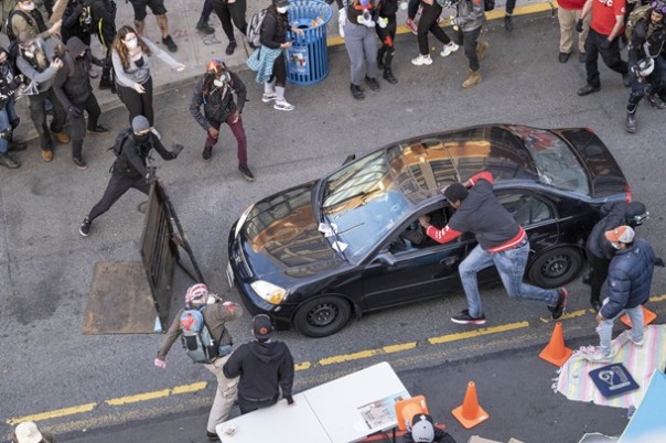 В Сиэтле автомобиль въехал в толпу протестующих, водитель открыл стрельбу
