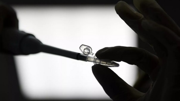 Китай ответил на обвинения США в саботаже разработки вакцины от COVID-19