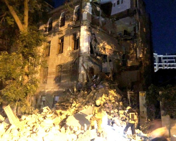 В Одессе обрушился жилой дом, спасатели не могут начать разбор завалов