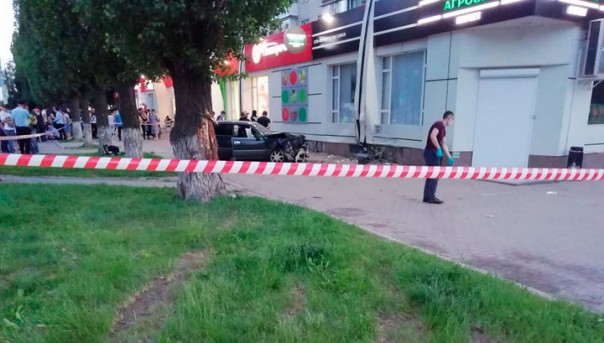 В Воронеже сотрудник полиции выехал на тротуар и сбил троих пешеходов