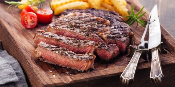 "Ешь мясо — значит, ты человек второго сорта": в Facebook начали запрещать рекламу мяса