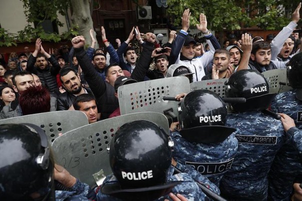 Полиция начала разгонять акцию оппозиции в Ереване