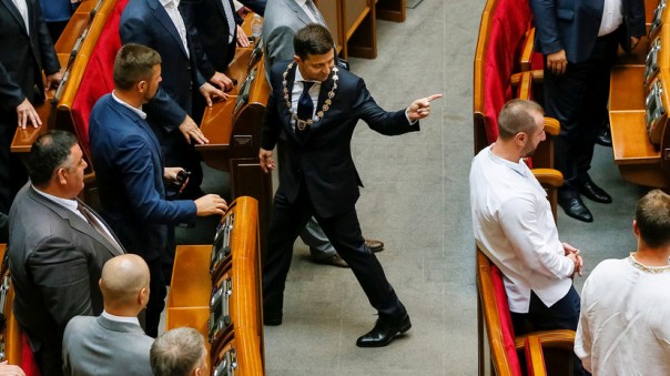 «Без программы, идеологии и команды»: как на Украине падает популярность Зеленского