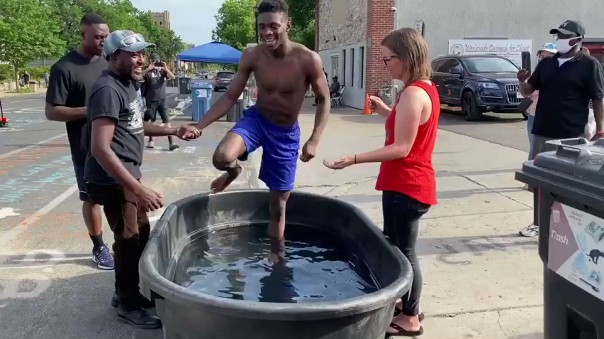 На "священном месте" убийства Флойда начали крестить людей