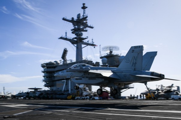 Потерпел крушение палубный истребитель F/A-18F ВМС США