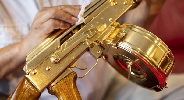 Почему оружие не делают из золота?