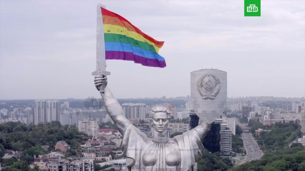 «Родину-мать» в Киеве «украсили» ЛГБТ-флагом