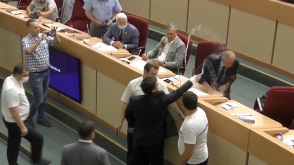 "Получил бутылкой в маковку": потасовка саратовских депутатов попала на видео
