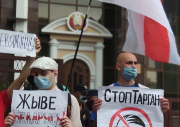 Украинские националисты поддержали белорусских коллег под посольством Белоруссии в Киеве